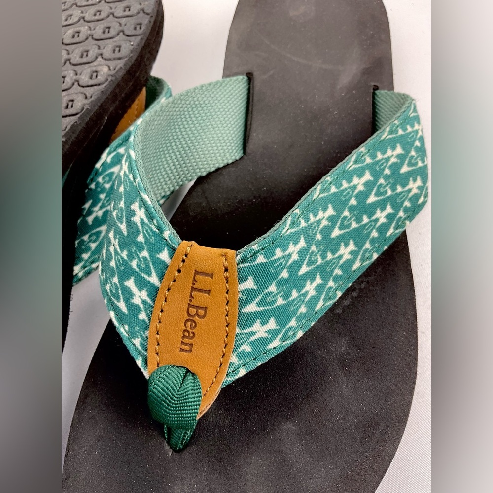 L.L.Bean Women's Original Maine Isle Flip-Flops Green Woven Print
Women’s size 7